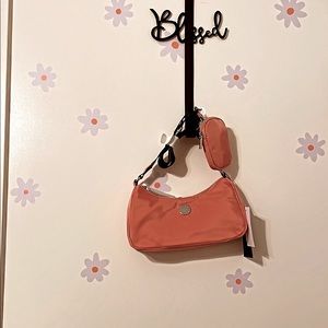 Ajustable crossbody strap, detachable coin case